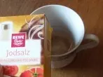Rückstände von Schwarzem Tee in Tassen/Kannen