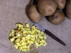 Kleingeschnittene, rohe Kartoffelstückchen gegen Würmer