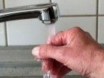 Knoblauchgeruch an den Fingern mit fließendem Wasser bekämpfen