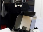 <strong>Kaffeevollautomat</strong> - Tresterfach sauber halten mit Küchenpapier
