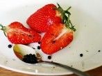 <strong>Erdbeeren</strong> mit schwarzem Pfeffer