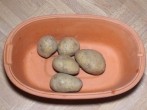 <strong>Kartoffeln</strong> ohne Wasser kochen - im Römertopf