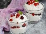 <strong>Erdbeeren</strong> mit Quark und Buttermilch statt Sahne
