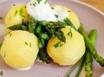 Gr&uuml;ner Spargel aus der Pfanne mit Minikartoffeln