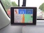 Navigationssystem im Auto anbringen