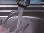 Wasser, das länger in der Leitung gestanden hat, nicht trinken!