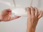 Zu viel Shampoo auf der Hand - wieder in die Flasche saugen