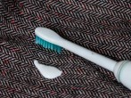 Hartnäckige Zahnpastaflecken <strong>entfernen</strong> - mit elektrischer Zahnbürste