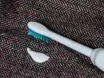 Hartnäckige Zahnpastaflecken entfernen - mit elektrischer Zahnbürste