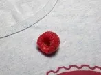 Rote Beerenflecken aus Kleidung entfernen