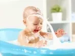 Baby in Olivenöl baden