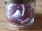 Zwiebelgeruch im Glasgefäß