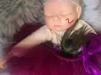 Puppe mit unbekannter Farbe (Kuli, Filzstift oder Tinte?) beschmiert