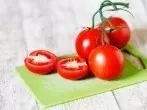 Tomatenflecken auf Schneidebrettern aus Kunststoff