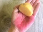 Flecken von stark färbenden Nahrungsmitteln an Händen