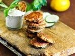 <strong>Vegetarisches</strong> Schnitzel - panierte Zucchini mit Minz-Dip
