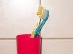 Zahnputzbecher benutzen, um Wasser zu sparen