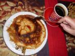 Gefüllter Pfannkuchen mit Apfel und Speck