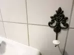 Glänzende Fliesen im Badezimmer mit Autoshampoo