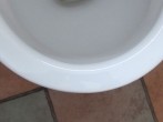 Gelbe <strong>Ablagerungen</strong> im WC-Becken und unter dem Rand
