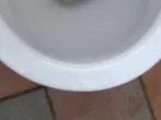 Gelbe Ablagerungen im WC-Becken und unter dem Rand