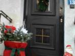 Weihnachtliche <strong>Dekoration</strong> vor der Hauseingangst&uuml;r