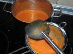 Knoblauch-Tomaten-Paprika-Suppe mit Ziegenfrischkäse