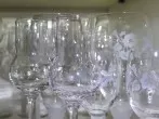 Gläser aus Vitrine spülen - Wieder einräumen erleichtern
