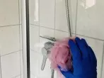 Alter Duschschwamm zum schnellen Putzen der Dusche