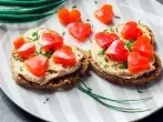 Pumpernickel-Häppchen mit Frischkäse und Paprika