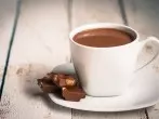 Heiße Schokolade mit Zimt und Batida de Coco