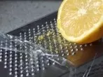 Zitronenschale reiben ohne Gekrümel in der Reibe