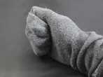 Eingecremte Hände im Bett: Socken-Handschuhe