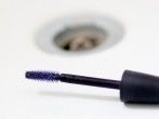 Bürsten von alten Wimperntuschen aufheben - perfekt fürs Bad putzen