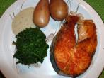 Knuspriges Lachssteak mit Spinat, Kartoffeln & Dillsauce