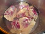 Teigtaschen aus Nudelteig mit roter Bete und Frischkäse