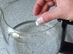 Eingebrannte Glaskanne von Kaffeemaschine reinigen