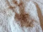 Hartnäckige Flecken aus Kleidungsstücken entfernen