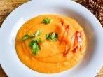 <strong>Cremesuppe</strong> aus roten Linsen und <strong>Karotten</strong>