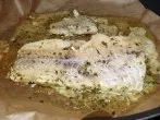 Fisch in der Pfanne in Backpapier dünsten
