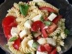Sommerpasta mit <strong>Tomaten</strong> und <strong>Mozzarella</strong>