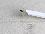 Bleistift von Kunstleder entfernen