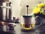 Tee zubereiten in der Druck-Kaffeekanne