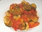 Zucchini-Pfanne mit Banane und Tomate