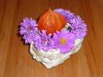 Blumenk&ouml;rbchen als Tischschmuck aus Knoblauchverpackung