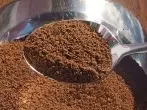 Gerüche nach dem Kochen beseitigen: Kaffee auf die Herdplatte