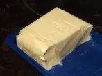 Öl- und Fettflecke mit Butter aus Kleidung entfernen