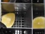 Frische Geschirrspülmaschine durch Zitrone