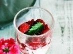 Wei&szlig;weincreme mit <strong>Himbeeren</strong>
