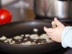 Kleine Kinder d&uuml;rfen <strong>mitkochen</strong>